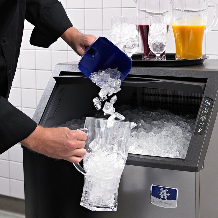 Kỹ thuật viên kiểm tra máy nén và sửa chữa máy làm đá viên Thanh Hóa tận nơi